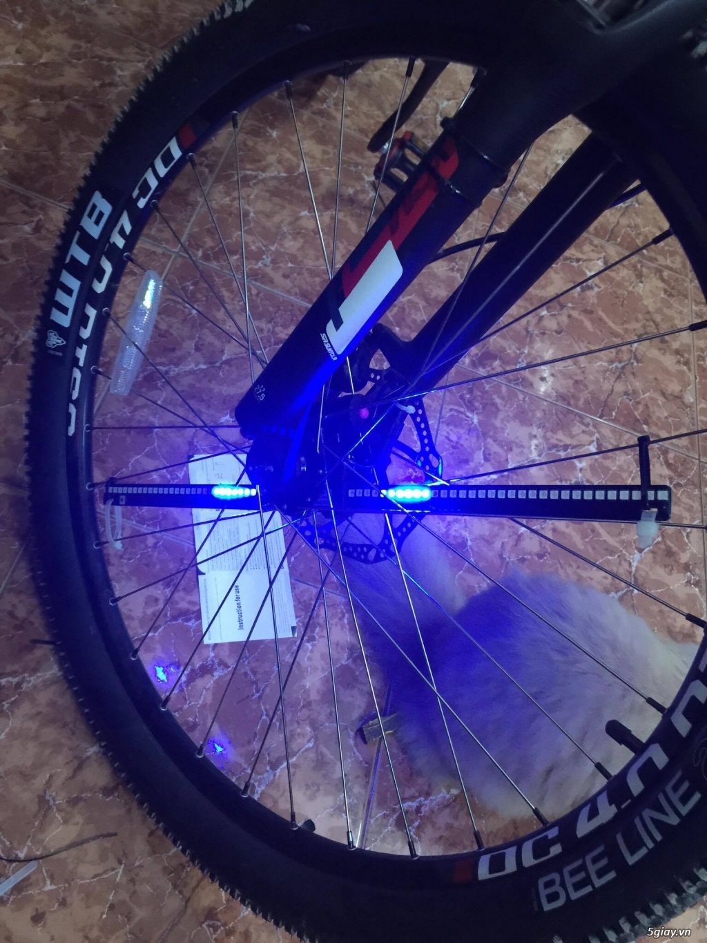 Đèn LED gắn bánh xe đạp tạo hình độc đáo